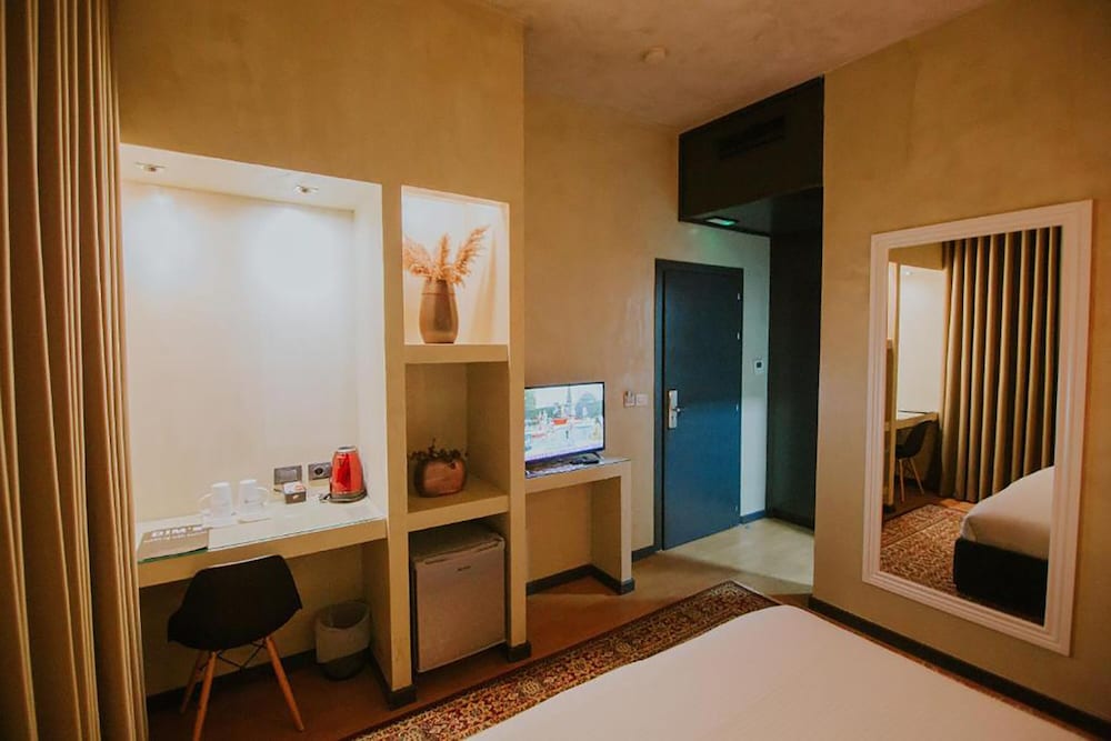 dims hotel and restaurant