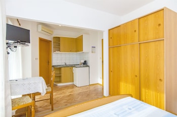 apartments and rooms iva