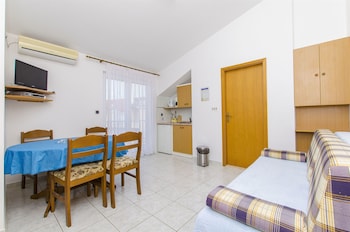 apartments and rooms iva
