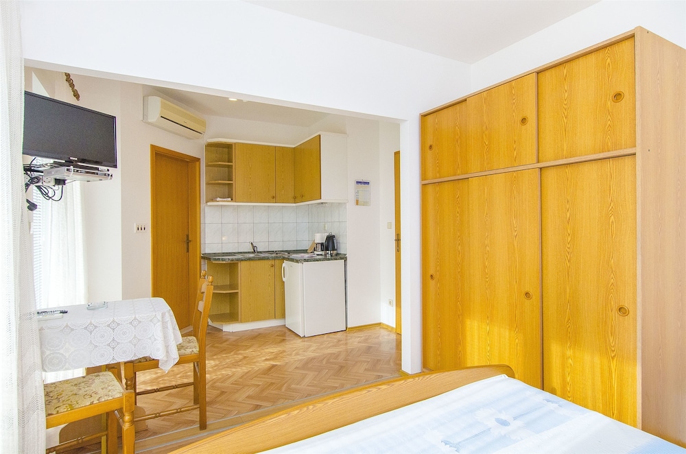 apartments and rooms iva