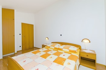 apartments and rooms iva