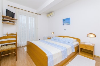apartments and rooms iva
