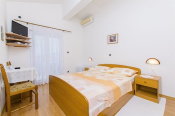 apartments and rooms iva
