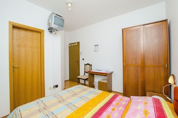 apartments and rooms iva