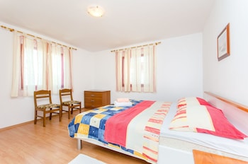 apartments and rooms iva