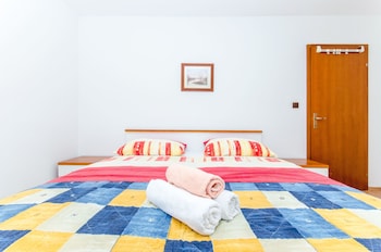 apartments and rooms iva