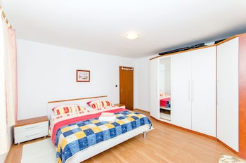 apartments and rooms iva