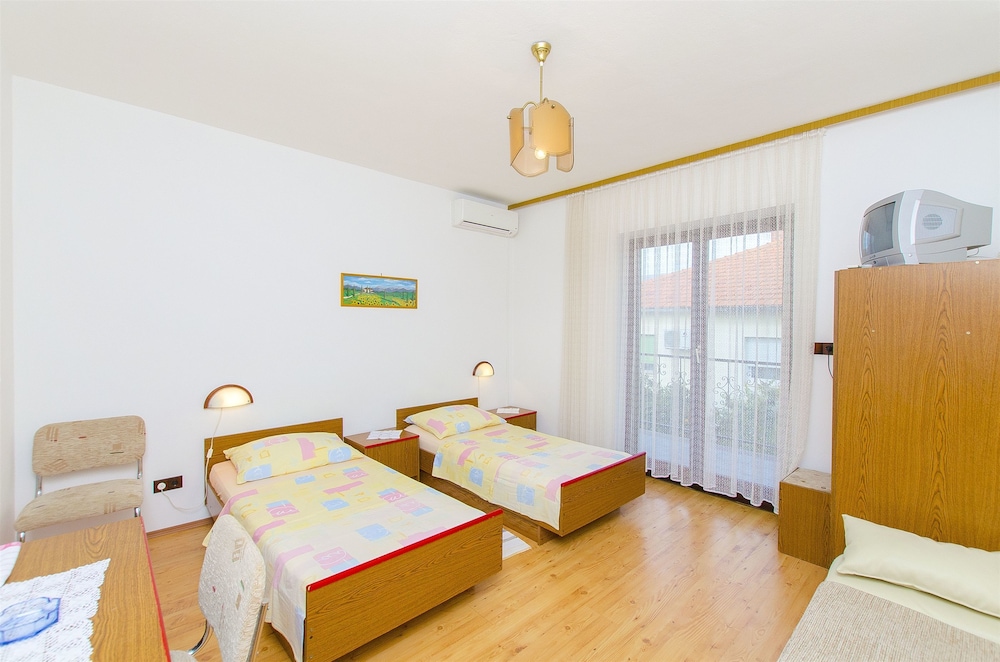 apartments and rooms iva