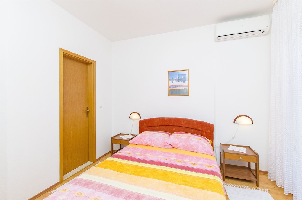 apartments and rooms iva