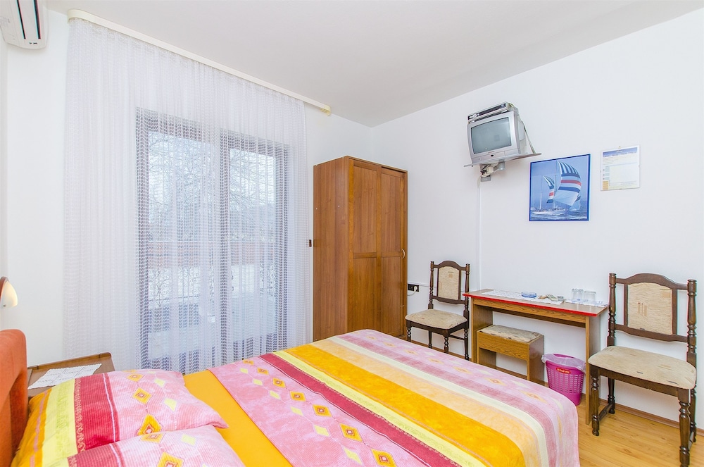 apartments and rooms iva