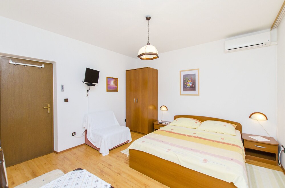 apartments and rooms iva