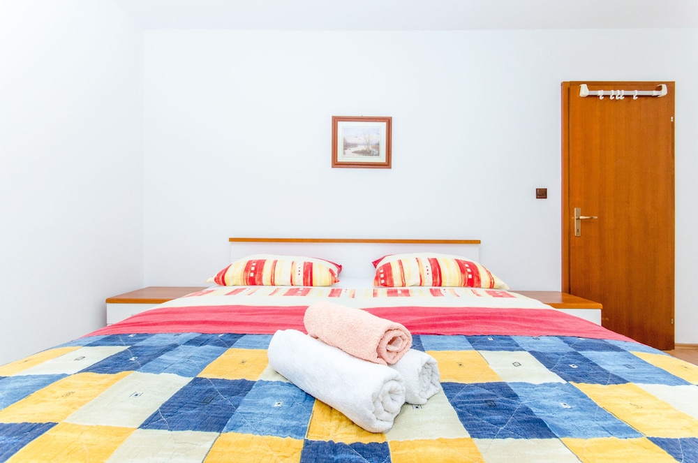 apartments and rooms iva