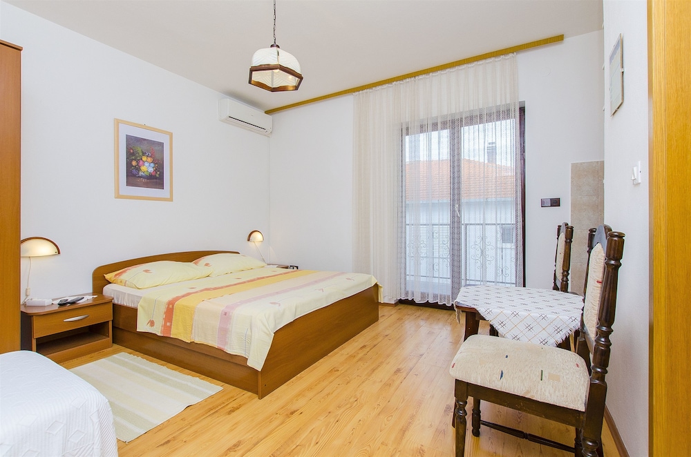 apartments and rooms iva