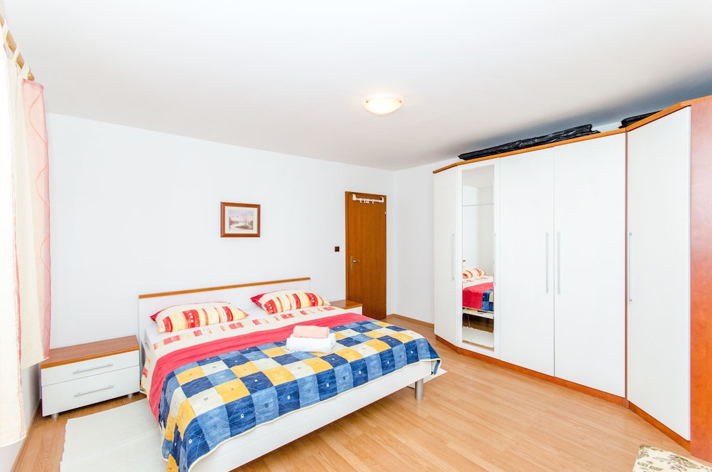 apartments and rooms iva