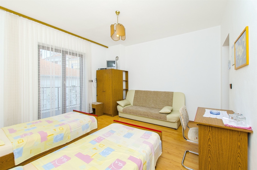 apartments and rooms iva