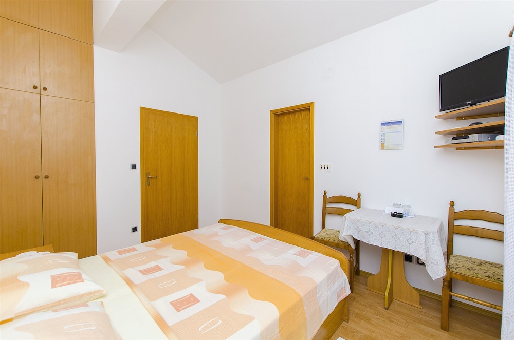 apartments and rooms iva
