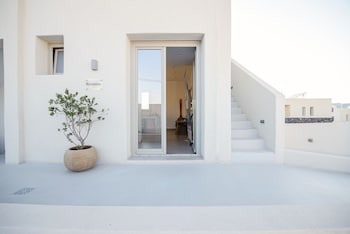 Adorno Oia,Oia>>Fira,3 star