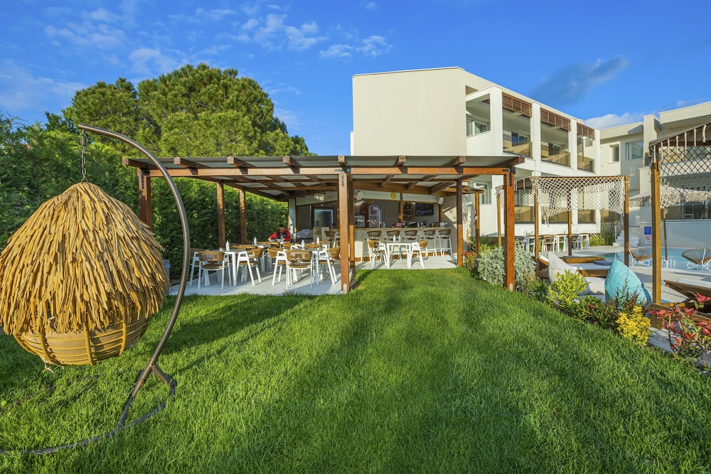 mirablue luxury residences