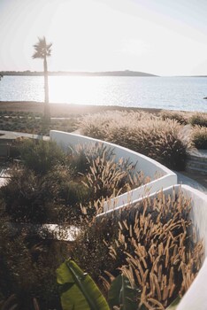 seesoo paros beachfront resort