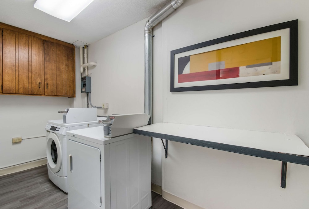 Econo Lodge Inn & Suites,Near Capitol Theatre,2 star