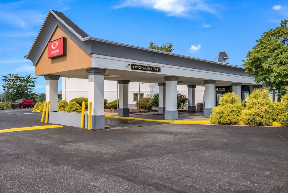 econo lodge inn and suites