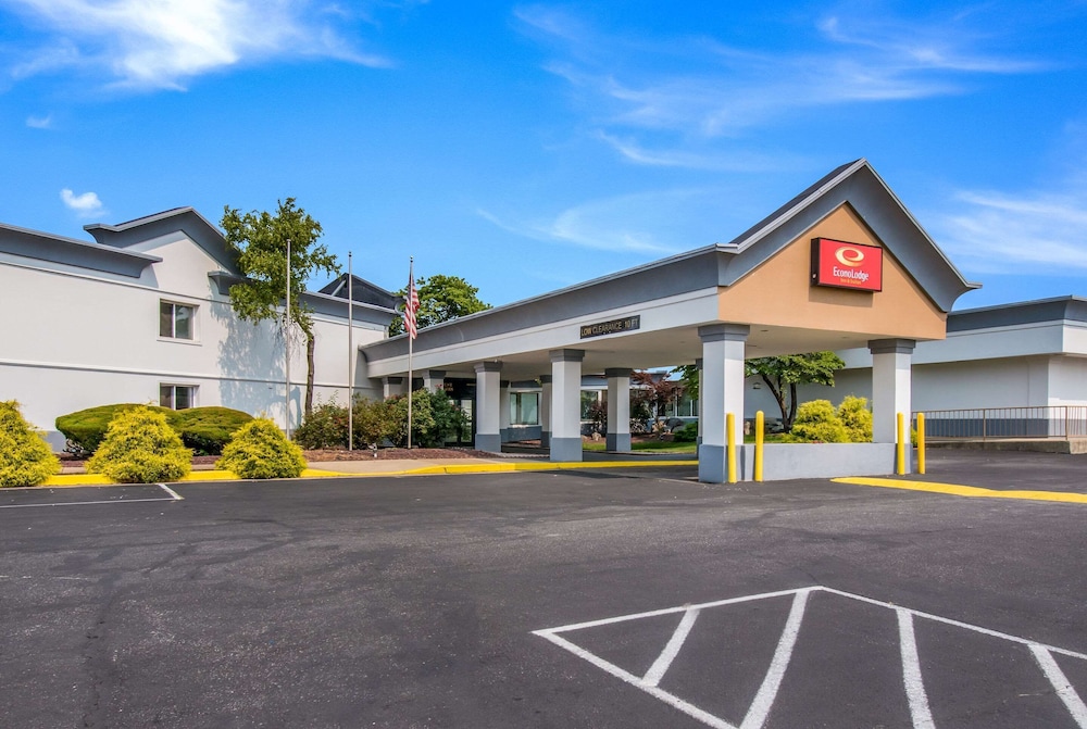 econo lodge inn and suites