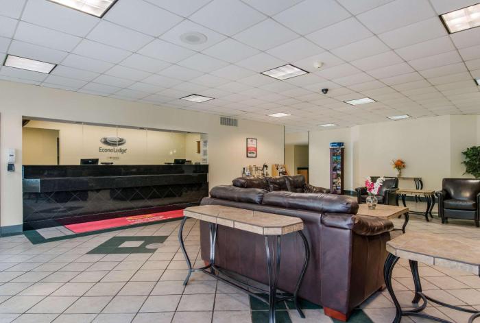 econo lodge inn and suites