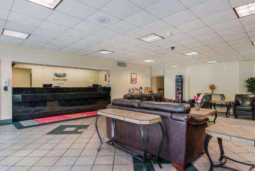 econo lodge inn and suites