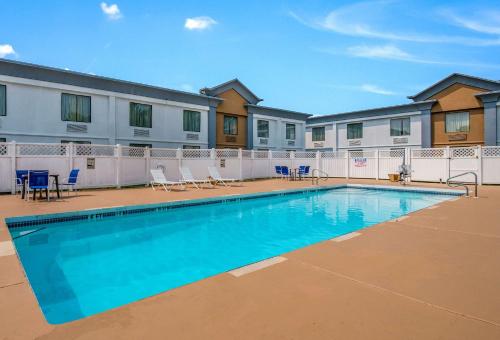 econo lodge inn and suites