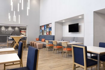 Hampton Inn & Suites St. Charles Old Town Area,Frontier Township>>Alton,3 star