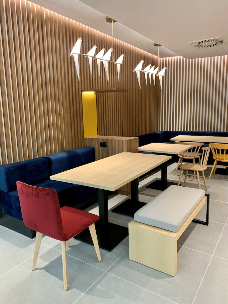 hampton by hilton barcelona fira gran via