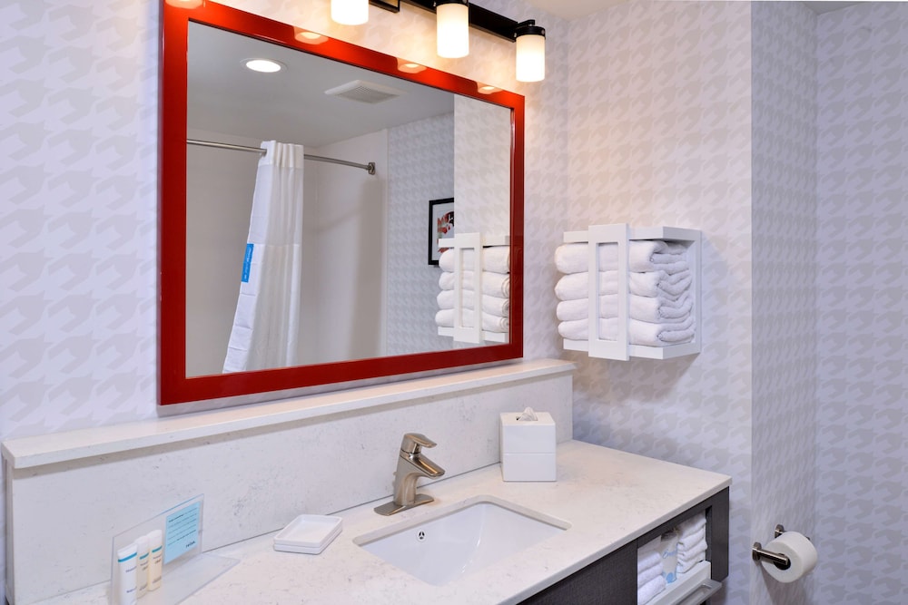 hampton inn and suites greensboro downtown