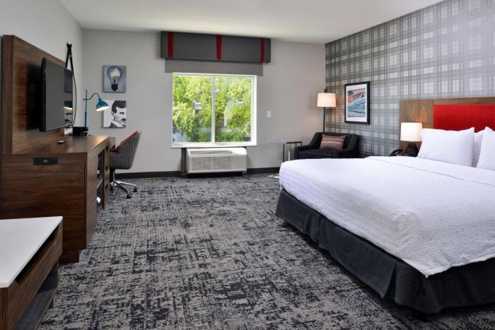 hampton inn and suites greensboro downtown