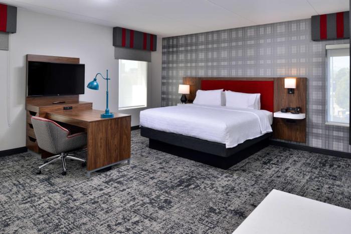 hampton inn and suites greensboro downtown