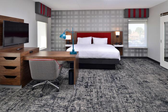 hampton inn and suites greensboro downtown