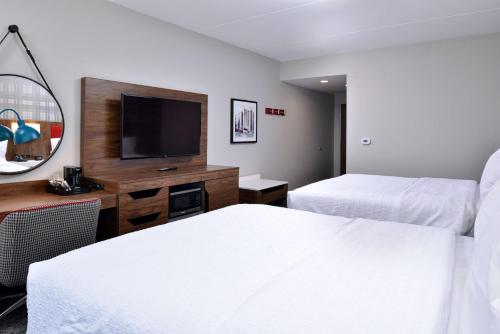 hampton inn and suites greensboro downtown