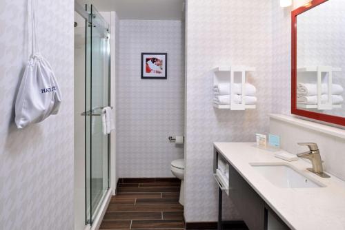 hampton inn and suites greensboro downtown