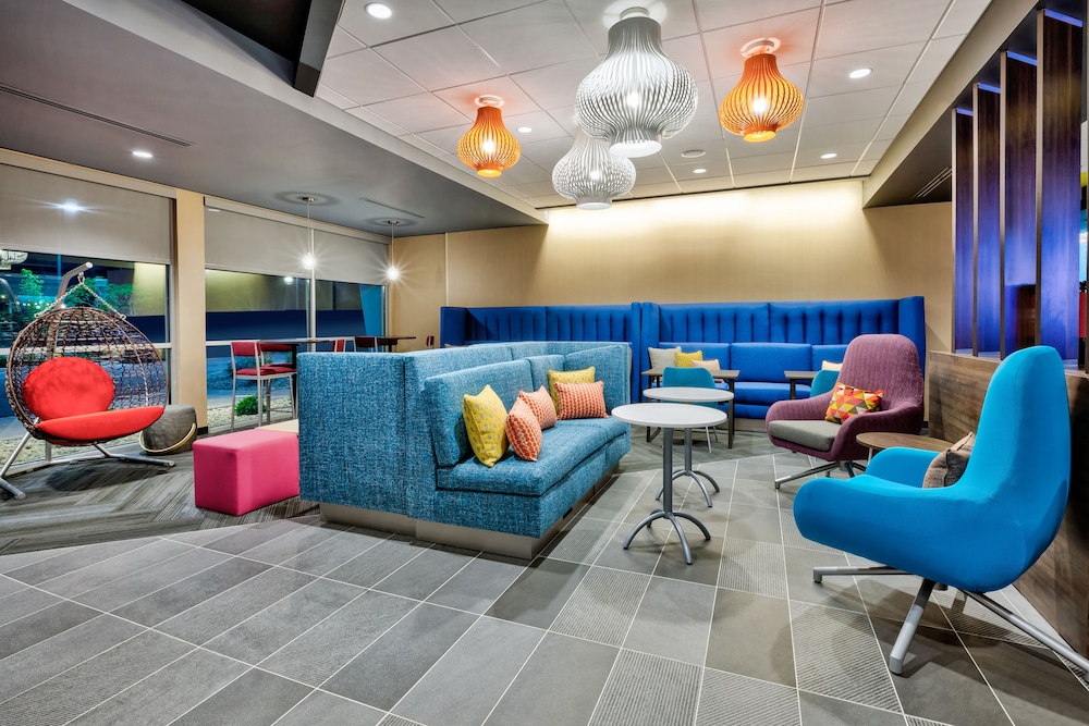 tru by hilton comstock park grand rapids