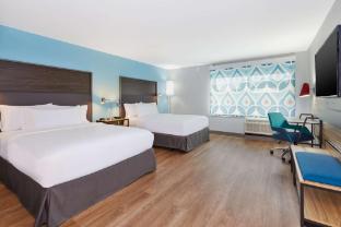 tru by hilton comstock park grand rapids