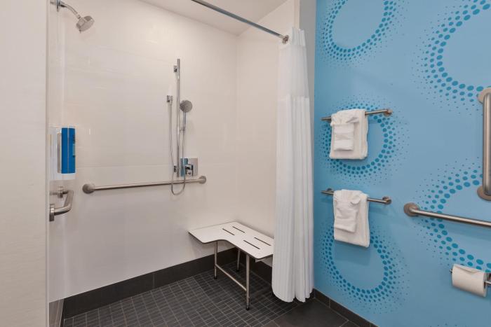 tru by hilton comstock park grand rapids