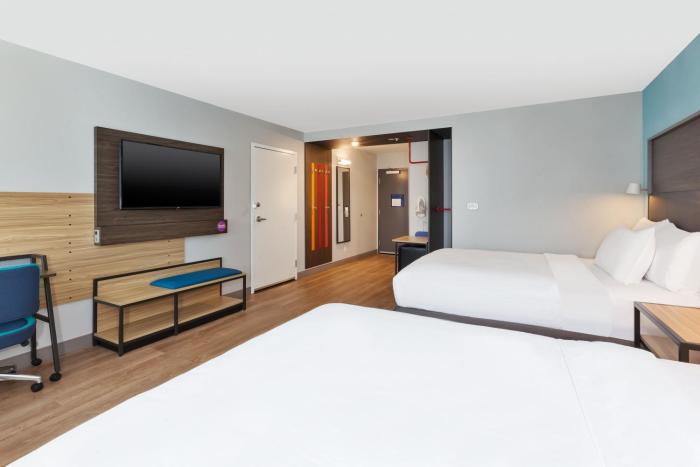 tru by hilton comstock park grand rapids
