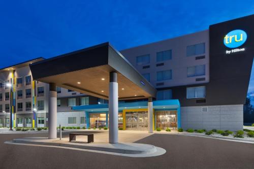 tru by hilton comstock park grand rapids