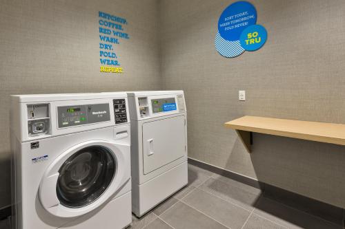 tru by hilton comstock park grand rapids