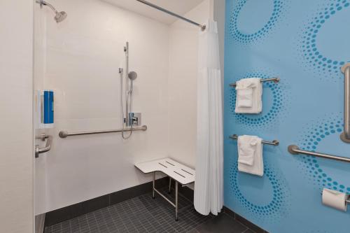 tru by hilton comstock park grand rapids