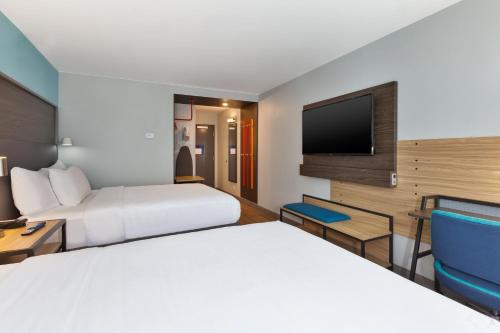 tru by hilton comstock park grand rapids