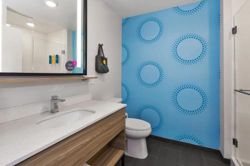 tru by hilton comstock park grand rapids