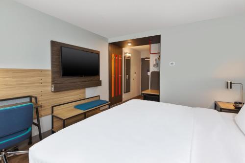 tru by hilton comstock park grand rapids