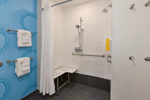 tru by hilton comstock park grand rapids