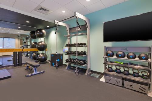 tru by hilton comstock park grand rapids