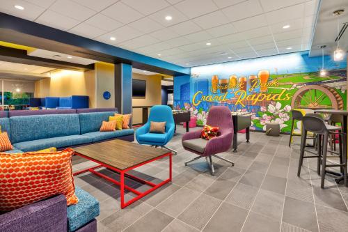 tru by hilton comstock park grand rapids